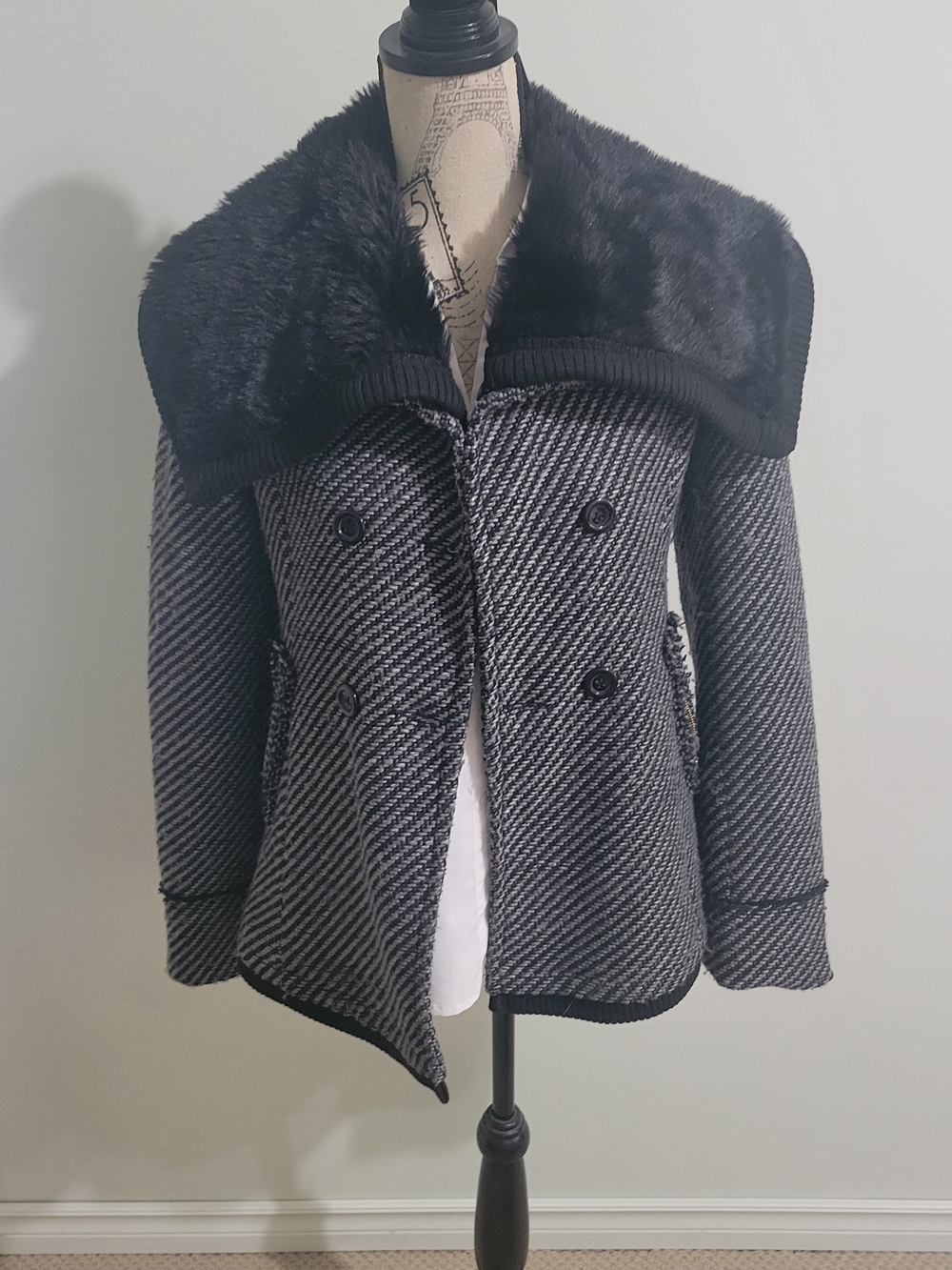 Women's Double-Breasted Gray Tweed Coat with Faux Fur Collar